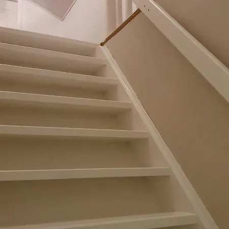 Spacious 4-bedroom House In ポリ