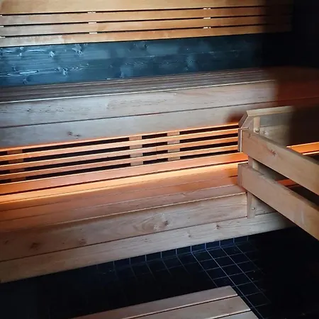 Spacious 4-bedroom House In アパート ポリ