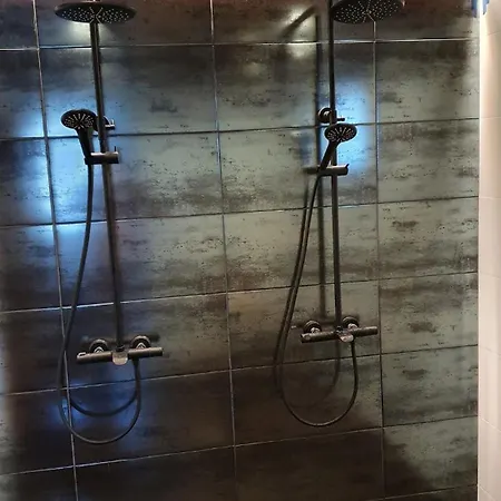 Spacious 4-bedroom House In ポリ